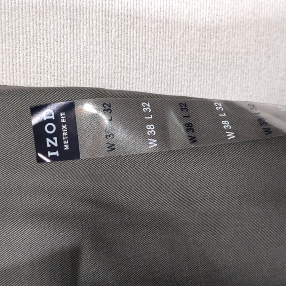NWT Izod Men's Metrix Fit Pleated Front Chino Khakis Dark Gray  Size 38x32 - Picture 7 of 8